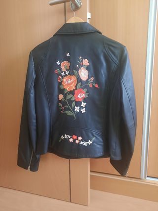 Cazadora Piel Negra Talla L Flores Bordadas