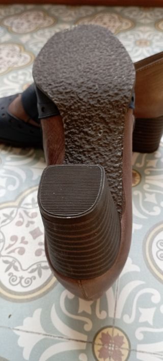 Sin estrenar. Zapatos de piel y tacón bajo talla 3