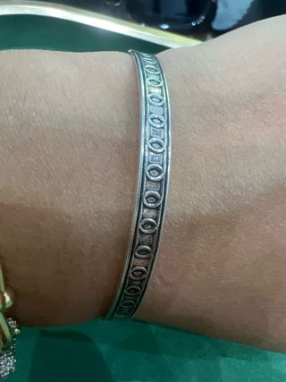 Pulsera de plata con diseño de círculos
