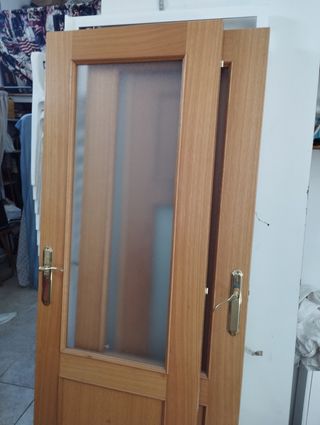 Puertas de madera con cristal. 