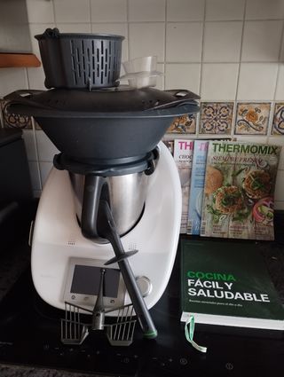 Thermomix TM5 con accesorios, revistas y libro