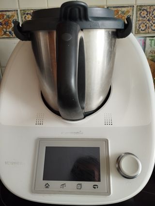 Thermomix TM5 con accesorios, revistas y libro