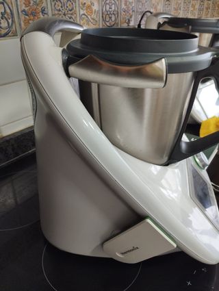 Thermomix TM5 con accesorios, revistas y libro
