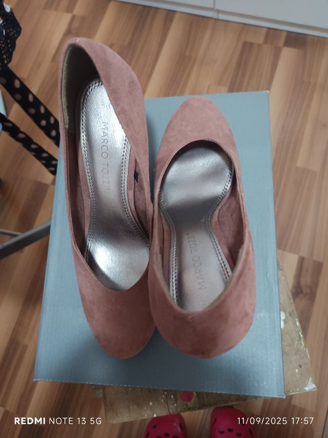 Zapatos de tacón rosa y dorado