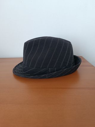 Sombrero negro con rayas grises