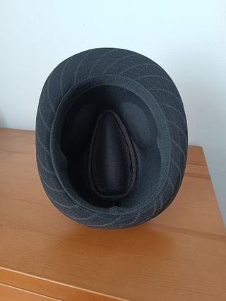 Sombrero negro con rayas grises