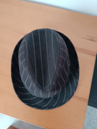 Sombrero negro con rayas grises