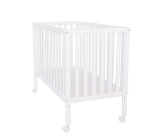 Cuna de madera blanca con ruedas