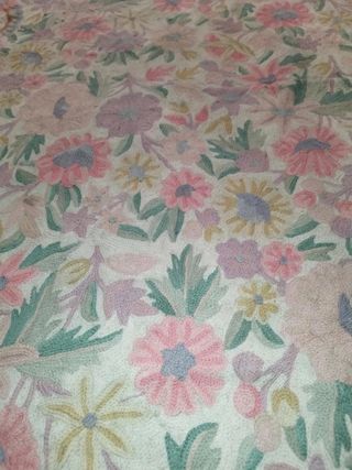 Maravillosa alfombra de lana con punto de cadeneta