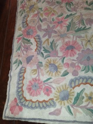 Maravillosa alfombra de lana con punto de cadeneta