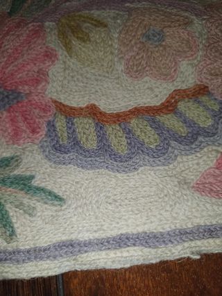 Maravillosa alfombra de lana con punto de cadeneta