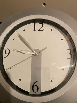 Reloj de Pared Plateado y Blanco