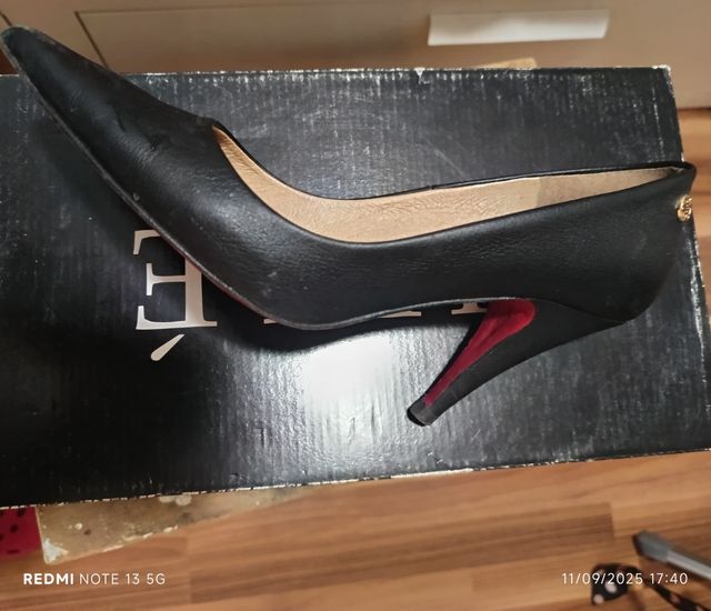 Zapatos de tacón negros y rojos