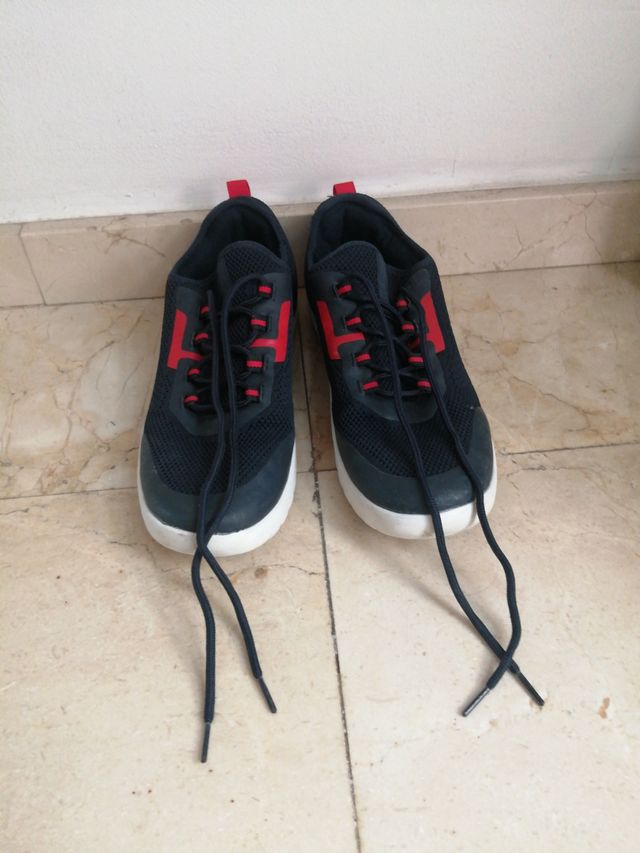 Zapatillas deportivas azules y rojas
