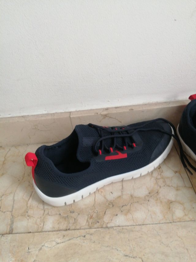 Zapatillas deportivas azules y rojas