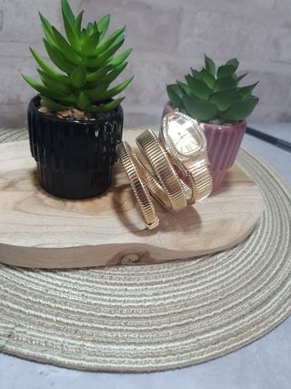 Reloj de pulsera dorado para mujer