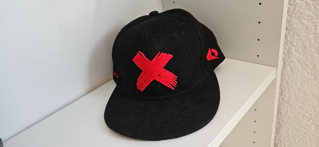 Gorra negra con X roja