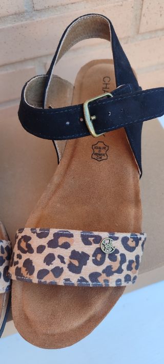 Sandalias de piel con estampado animal