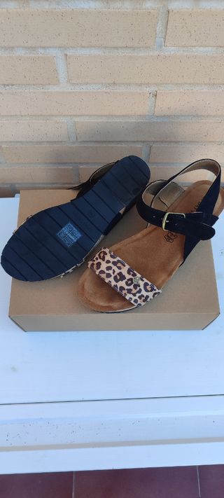 Sandalias de piel con estampado animal