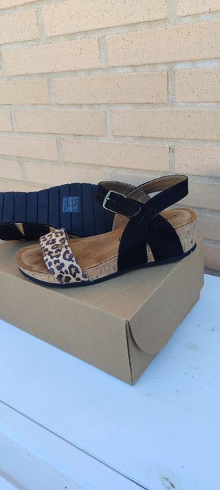 Sandalias de piel con estampado animal