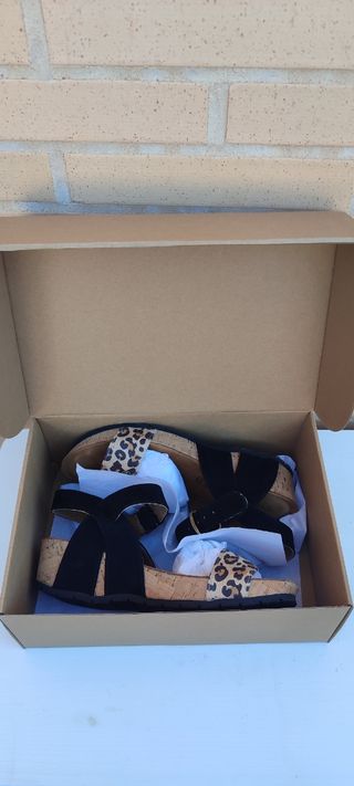 Sandalias de piel con estampado animal