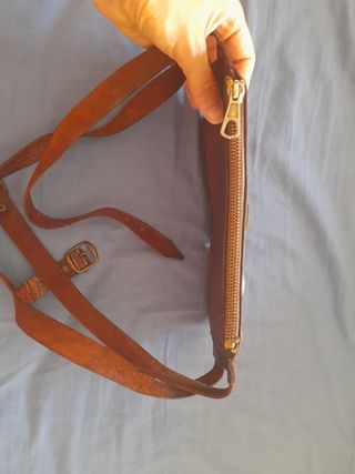 Riñonera de cuero con monedas