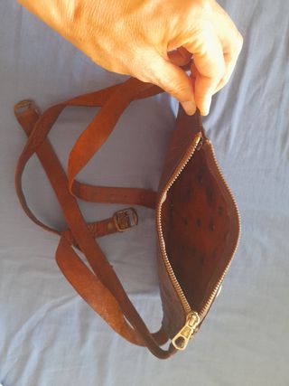 Riñonera de cuero con monedas