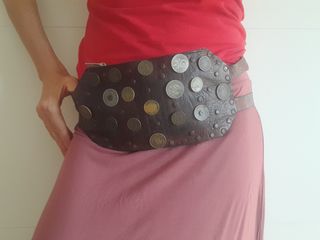 Riñonera de cuero con monedas