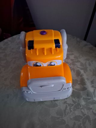 Camión de juguete amarillo