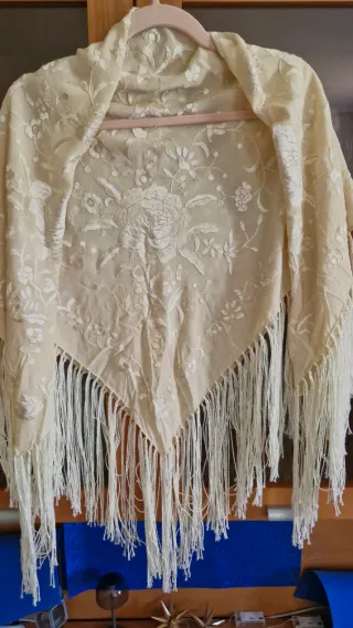 Manton Manila Beige Bordado Mano