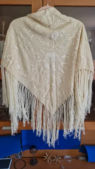 Manton Manila Beige Bordado Mano