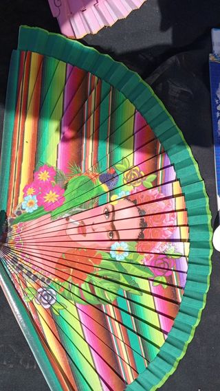 Abanico de madera con diseño de Frida Kahlo