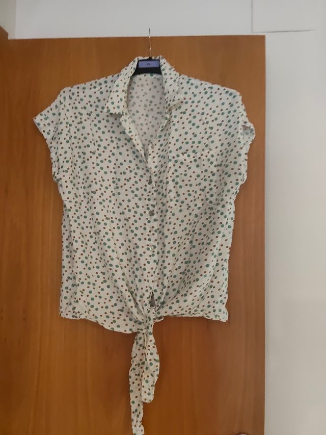 Blusa de verano con estampado de lunares