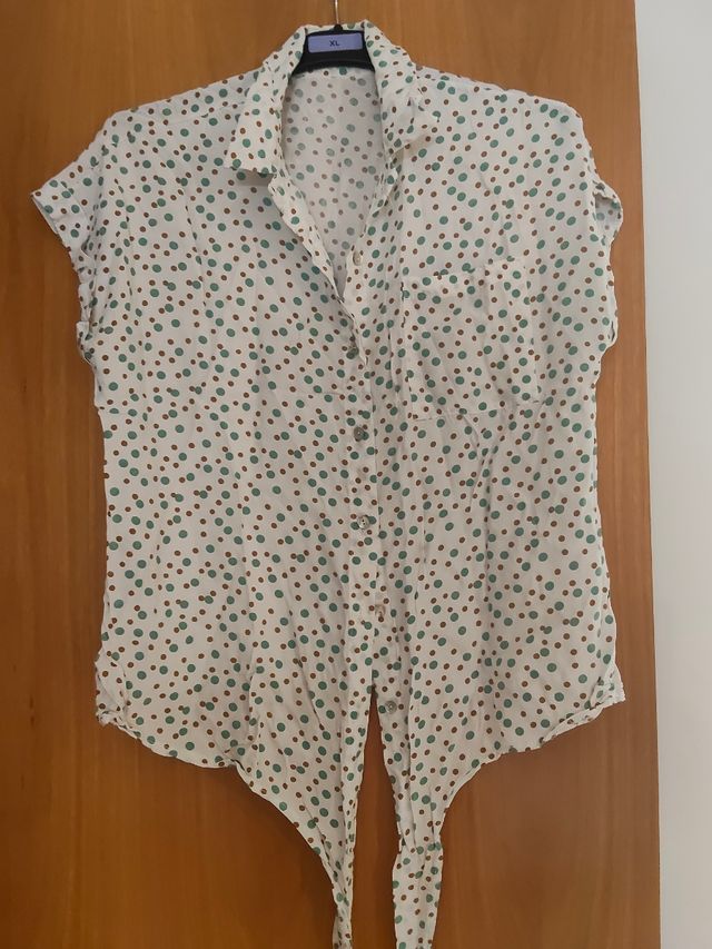 Blusa de verano con estampado de lunares