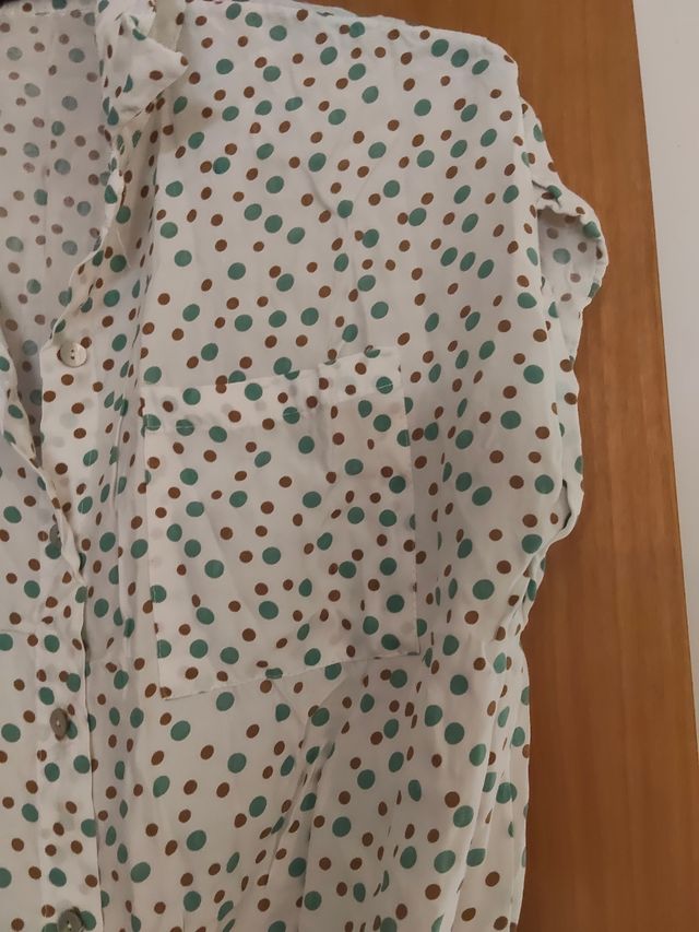 Blusa de verano con estampado de lunares