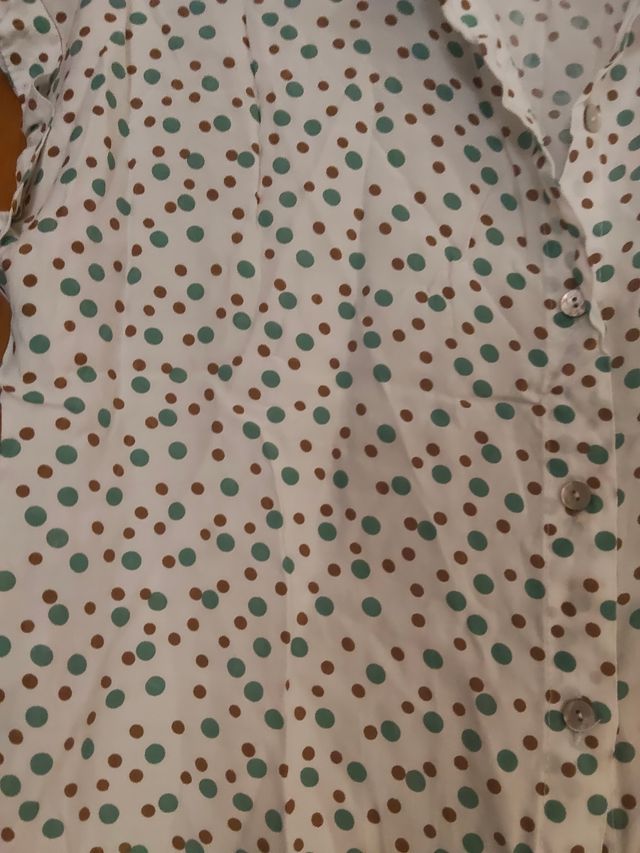 Blusa de verano con estampado de lunares