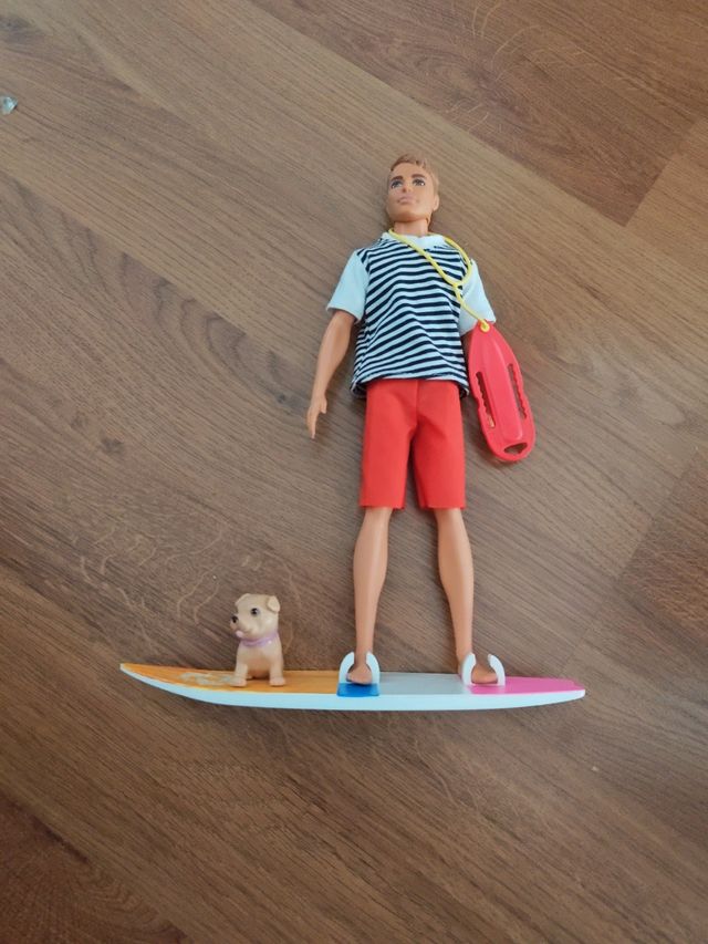 Ken surfista con tabla y mascota
