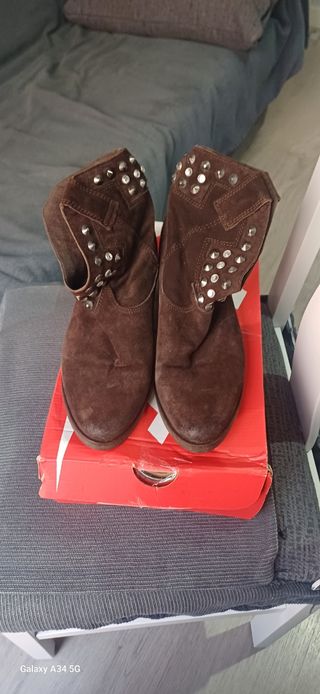Botines ante marrones con tachuelas