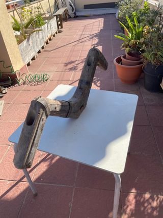 Yugo de madera y hierro antiguo