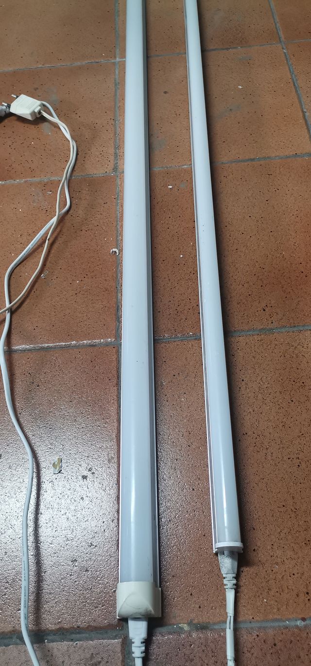 LÁMPARA FLOORECENTE 2 UND +REGALO 1 NEON