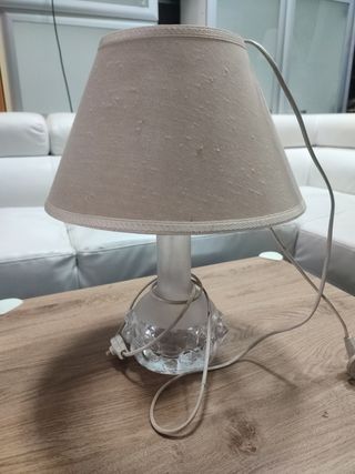Lámpara de mesa beige y transparente