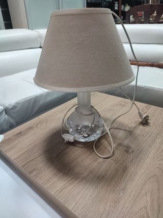Lámpara de mesa beige y transparente