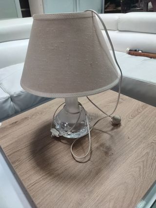 Lámpara de mesa beige y transparente
