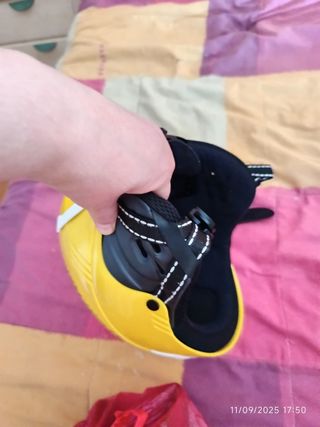 Casco infantil amarillo