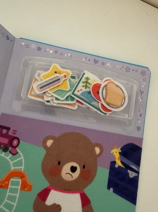 Toca, siente y juega. ¡Cuida a Osito Teddy!