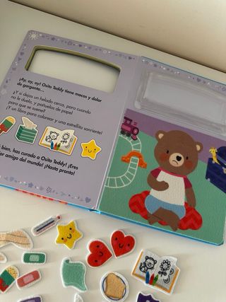 Toca, siente y juega. ¡Cuida a Osito Teddy!