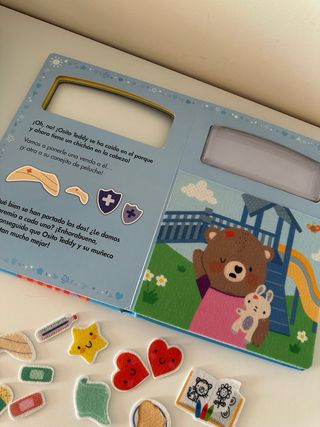 Toca, siente y juega. ¡Cuida a Osito Teddy!