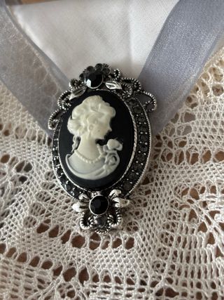 Colgante o broche camafeo con pedrería plateado