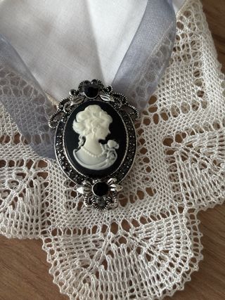 Colgante o broche camafeo con pedrería plateado