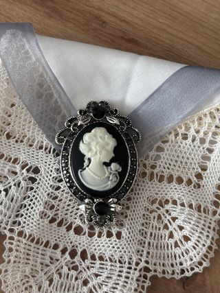 Colgante o broche camafeo con pedrería plateado